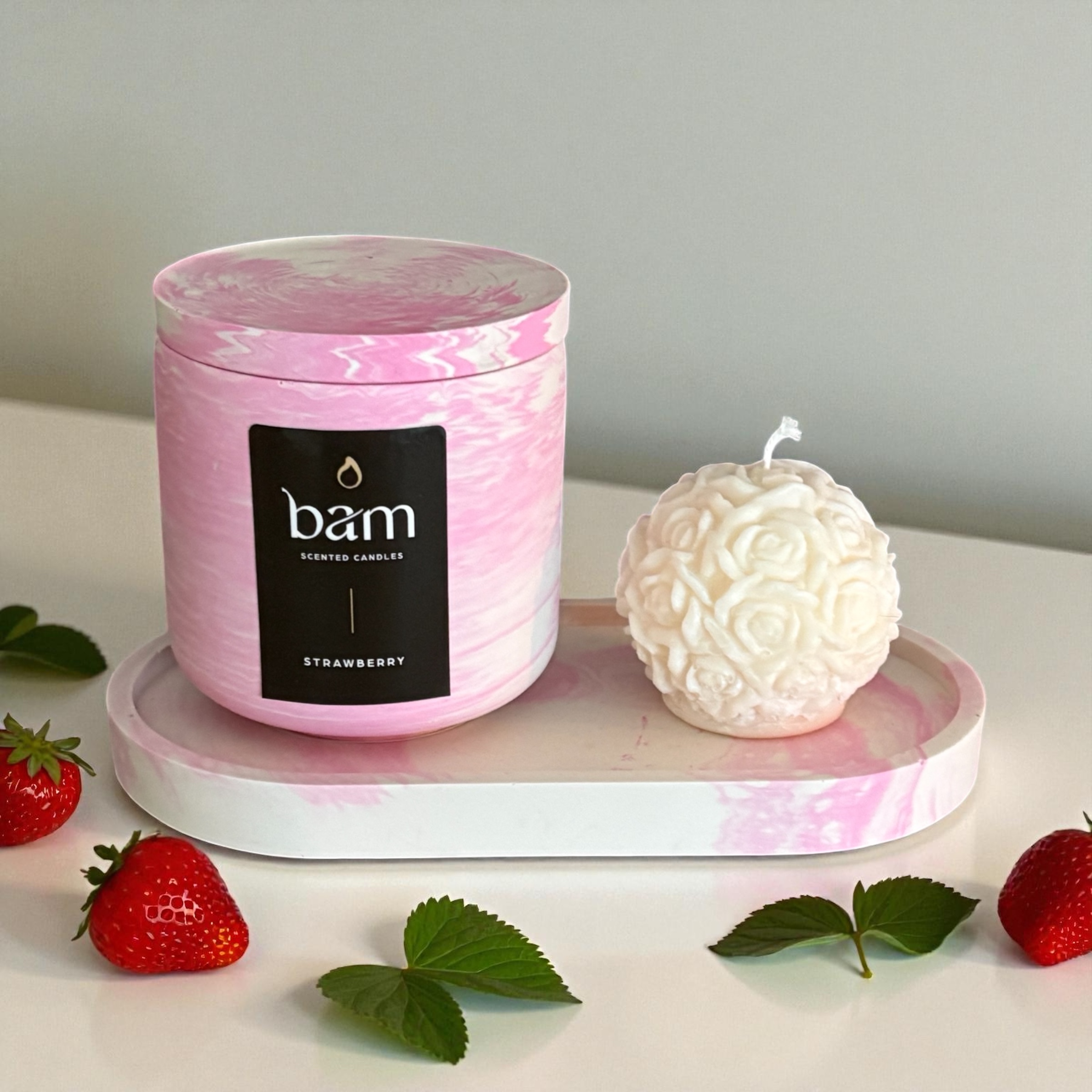 Geschenkset met STRAWBERRY geurkaars, decoratieve kaars en schaaltje